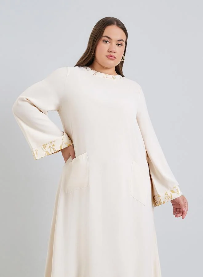 أميرة جلابية بمقاس كبير وتفاصيل فويل وجيب